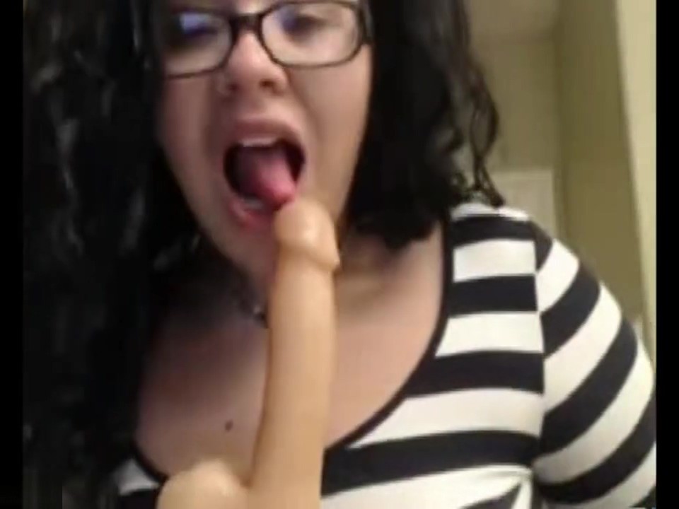 Chaturbate girl gets fucked and fucks herself