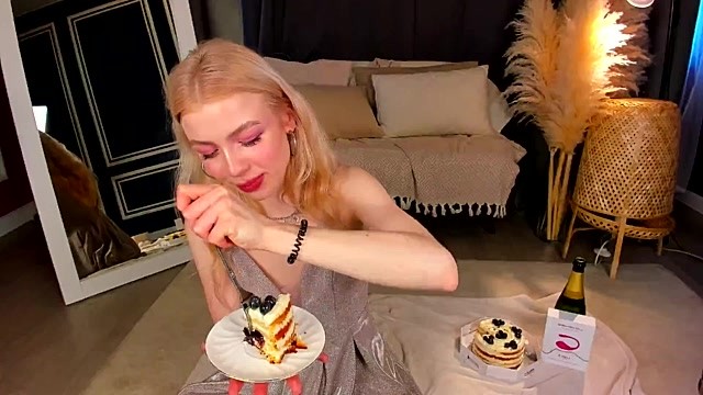 ElizabethMad nude strip on cam for live sex chat