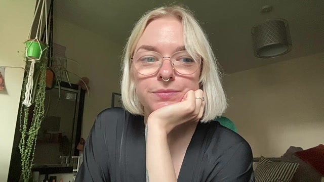 Flirty_Babe_Sarah nude strip on cam for live sex chat