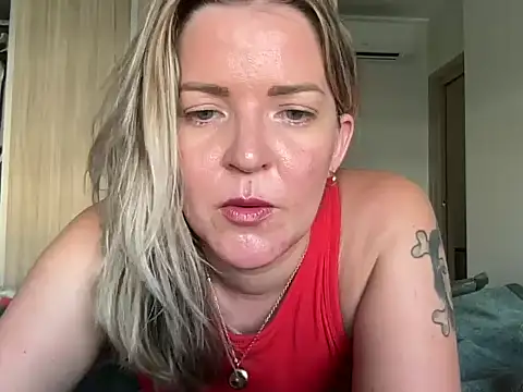 Naughtyhollyxxxx nude strip on cam for live sex chat