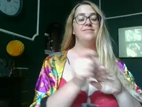 GracieMoon nude strip on cam for live sex chat
