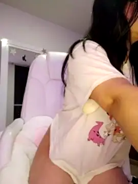 MarianMont nude strip on cam for live sex chat