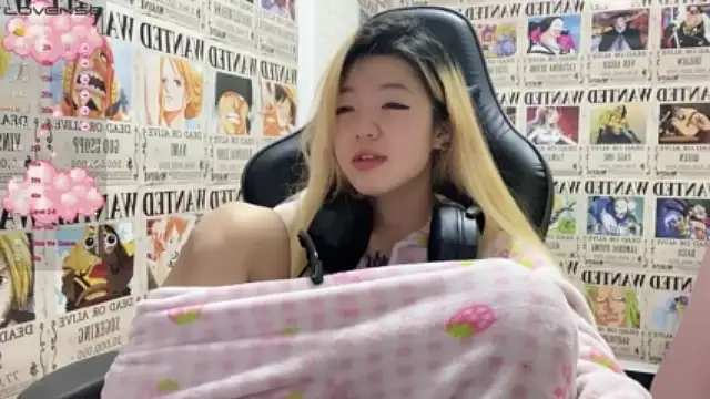 SNAKEgirlQAQ naked strip on webcam for live sex chat