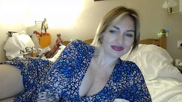 Mallinia naked strip on webcam for live sex chat