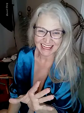MommaVee naked strip on webcam for live sex chat