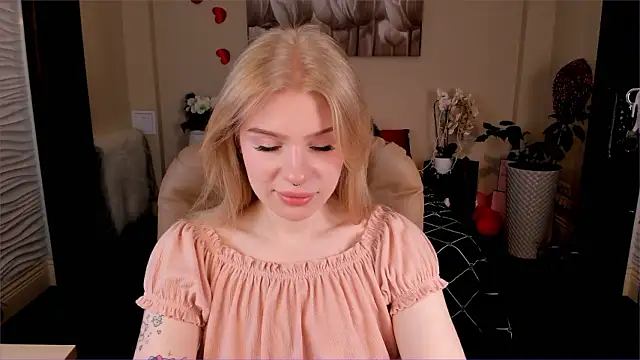 AuroraCUDDLIES naked strip on webcam for live sex chat