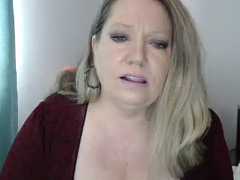 LauraLustxx naked strip on webcam for live sex chat