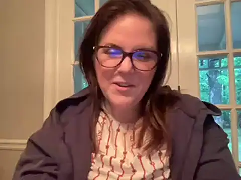 Thick-Milf-Lisa naked strip on webcam for live sex chat