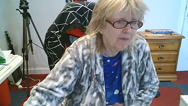 SwissMature naked strip on webcam for live sex chat