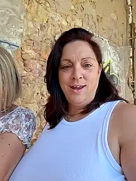 XSouthlondonNAUGHTYMILFXX naked strip on webcam for live sex chat