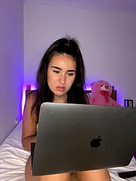 Sarahsparkles20 naked strip on webcam for live sex chat